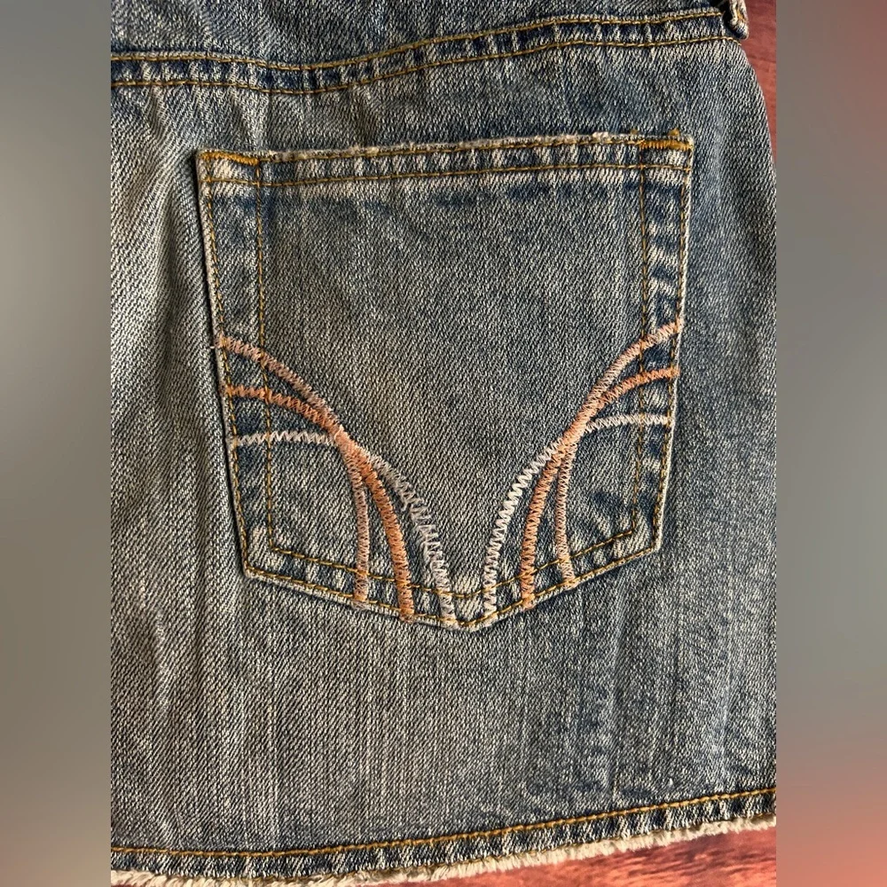Hollister Womens Denim Mini Skirt Size 3 Medium Wash Raw Hem Y2K Low Rise Cotton